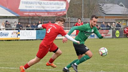 Archivbild: Gebert
Daniel Lauterbach (rechts/Szene aus einem früheren Spiel) traf beim 2:2 des SV Mitterteich beim SV Schwandorf-Ettmannsdorf.