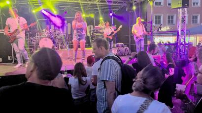 Bild: Gabi Schönberger
Ab 20 Uhr spielte die Partyband "Highline" am Unteren Markt – und brachte noch mehr Besucherinnen und Besucher zum Tanzen und Feiern.