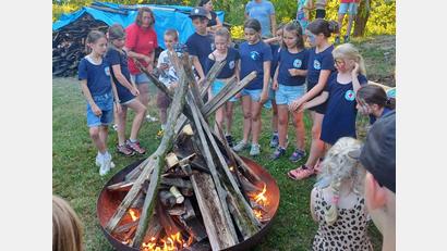 Bild: hdk
Die Kinder der Wasserwachtsjugend entzündeten am Bergl das Johannisfeuer, das heuer aus Brandschutzgründen kleiner ausfiel.