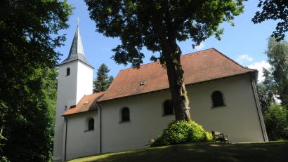 Bild: bey
Am Sonntag findet die traditionelle Sternwallfahrt zur St. Ulrichskapelle auf dem gleichnamigen Berg im Bereich der Katholischen Expositur Burkhardsrieth statt.