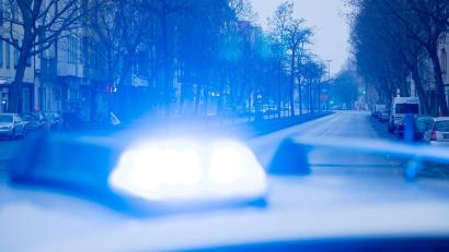 Symbolbild: Christoph Soeder/dpa
Drei junge Männer sitzen nach einem schweren Raub in Hof in Untersuchungshaft. Die Kriminalpolizei ermittelt.