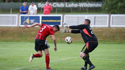 Bild: Dieter Jäschke
Spielertrainer Benjamin Urban (links, Szene aus dem Testspiel gegen den FC Wernberg) und seine Akteure des SC Luhe-Wildenau müssen sich elf Tage länger auf das Landesliga-Derby gegen den SV Etzenricht gedulden, als eigentlich geplant.