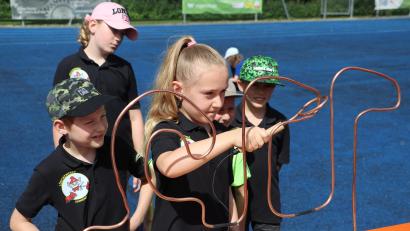 Bild: mrr
Am heißen Draht beweisen sich hier gerade die Kinder der Kinderfeuerwehr Schmidmühlen.