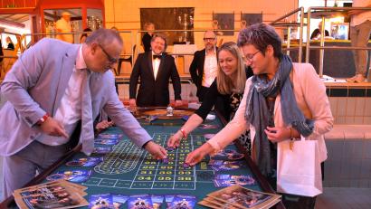 Bild: ubb
Die Gäste legten eifrig ihre Jetons aufs Roulette. Alle erhofften sich einen Gewinn.