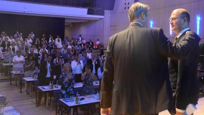 Bild: Kunz
"Du bist der stärkste Landesfinanzminister in Deutschland." Ein großes Lob von Ministerpräsident Markus Söder an den Oberpfälzer CSU-Bezirksvorsitzenden und Finanzminister Albert Füracker (rechts).