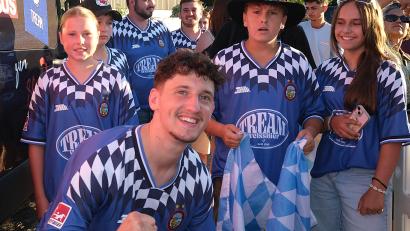 Bild: Hirsch
Die Fans waren in den Trikots des "Tream-Teams" gekommen und standen Schlange für ein Foto mit dem Star-Rapper Timo Grabinger (vorne).