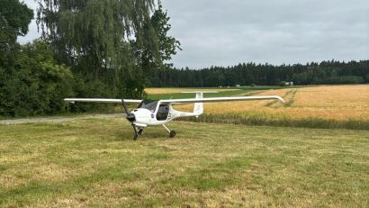 Bild: Polizeiinspektion Bayreuth-Land
Der Pilot des Ultraleichtflugzeugs landete sicher auf einer Wiese bei Speichersdorf.