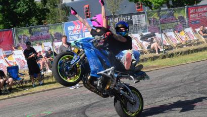 Bild: Kunz
Zwei auf einem Motorbike: Solche Stunts sind beim Broken-Head-Festival in Weiden die beliebtesten Fotomotive der Zuschauer.
