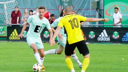 Bild: ref
Dominik Haller (links/Szene aus dem Spiel gegen den FC Amberg) traf gegen Köfering zum 1:0.