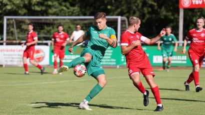 Bild: Dieter Jäschke
Gebenbachs Kapitän Fabian Vogl (am Ball) und seine Teamkameraden erledigten die Testspielaufgabe beim TSV Tännesberg (rechts neben ihm Marco Geier) ganz souverän.
