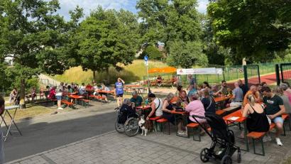 Bild: Holger Eckert
Biergarten an der Helmut-Ott-Halle: Über 250 Besucher waren zum ersten Pop-Up-Biergarten 2025 gekommen.