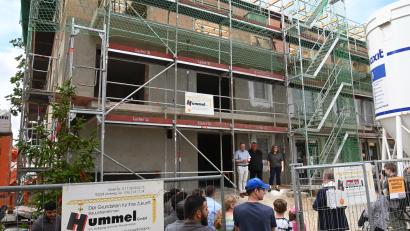 Bild: gf
Auf drei Etagen errichtet das Bauunternehmen Hummel in der Danziger Straße 27 barrierefrei zugängliche Wohnungen nebst Tiefgarage. Jetzt gab es das Richtfest.