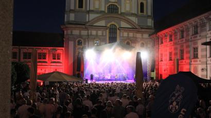 Bild: kro
Mit einzigartiger Kulisse, vor der beleuchteten Waldsassener Basilika, lockt das Festival die Gäste.