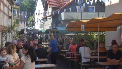 Bild: fz
Die Prophetengasse, idyllisch für das Backenofenfest der Bürgerwehr.