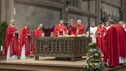 Bild: altrofoto.de
Bischof Rudolf Voderholzer hat zwei junge Männer zu Priestern geweiht.