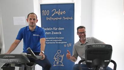 Bild: jma
Auerbachs Geschäftsstellenleiter Andre Zitzmann (li.) und Michael Sommer testen im Voraus schon einmal die Gängigkeit der Fahrräder.