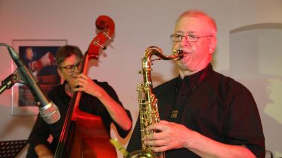 Bild: sne
Juri Smirnov (am Saxofon) war 16 Jahre lang Musiklehrer in Pressath. Beim Jazzkonzert erkennt er manchen ehemaligen Schüler im Publikum.