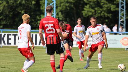 Bild: Dieter Jäschke
Paul Gebhard (rechts) führte zuletzt den SSV Jahn Regensburg II beim 3:0-Testspielsieg beim SC Luhe-Wildenau II aufs Feld.