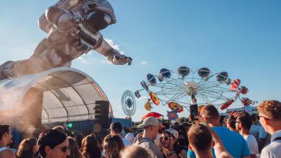 Bild: Susanne Forster
Neu auf dem Kindheitstraum-Festival 2025: Eine zweite Bühne, die Hangar Yard Stage. Dort gab es nicht nur einen riesigen Astronauten, der über der Bühne optisch schwebte, sondern auch ein Fahrgeschäft.