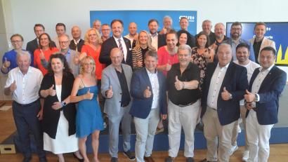 Bild: Kunz
Mit diesem Team um Benjamin Zeitler (vorne Mitte) will die Weidener CSU im März 2026 die Stadtratsmehrheit ausbauen und den OB-Posten zurückgewinnen.