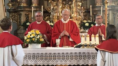 Bild: mma
Diakon Dieter Gerstacker (li) und Pfarrvikar Christian Preitschaft waren mit Pfarrer i. R. Eduard Feichtmeier bei dessen Jubiläum am Altar in Sankt Ursula.