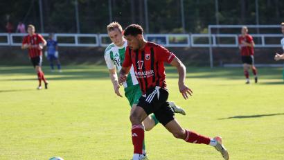 Bild: Dieter Jäschke
Jamal Dubois (vorne) vom SC Luhe-Wildenau im Laufduell mit Lukas Heinrich vom FC Wernberg.