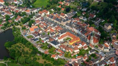 Luftbild: mür
Das Landratsamt Tirschenreuth hat die Einwohnerstatistik für 2024 veröffentlicht. Im Vergleich zum Vorjahr hat Kemnath am kräftigsten zugelegt.