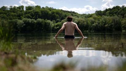 Symbolbild: Marijan Murat/dpa
Ein geeigneter Ort, um sich an heißen Tagen abzukühlen: ein See. Damit das Badevergnügen nicht tragisch endet, gibt es aber nach Angaben der Wasserwacht Amberg-Sulzbach einiges zu beachten.