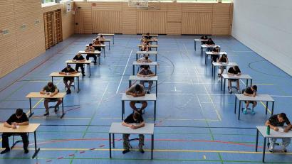 Bild: u
Für die Neuntklässler der Mittelschulen, wie hier an der Mittelschule Schnaittenbach, ist diese Woche Prüfungsstress angesagt. Dies gilt zumindest für jene, die sich den (freiwilligen) Prüfungen für den „Qualifizierenden Mittelschulabschluss” (Quali) unterziehen.