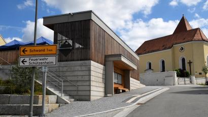 Bild: Alfred Schorner
Der neue Dorfplatz in Pursruck, im Hintergrund die Kirche St. Ursula.