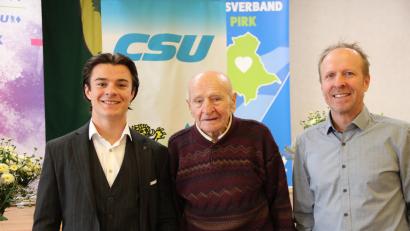 Bild: Familie Stahl/privat
Drei Generationen Kommunalpolitik: Michael Stahl (Mitte) mit seinem Sohn Manfred (rechts) und Enkel Christian bei der Mitglieder-Ehrung der CSU-Fraktion.