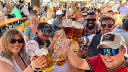 Bild: Petra Hartl
So lässt es sich leben: Das Altstadtfest in Amberg ist eröffnet.