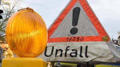 Symbolbild: Patrick Seeger/dpa 
Die Bundesstraße 22 bei Schönthal ist nach einem schweren Verkehrsunfall gesperrt.