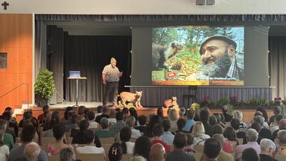 Bild: mgo
Trotz hoher Außentemperaturen und Konkurrenz durch Sommerfeste füllen zahlreiche Zuschauer des "Woid Woife" die angenehm klimatisierte Stadthalle, darunter auffallend viele Kinder.