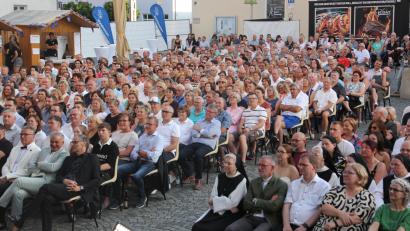 Bild: kro
Der Basilikaplatz war beim Konzert des Symphonieorchesters Karlovy Vary restlos ausgebucht.