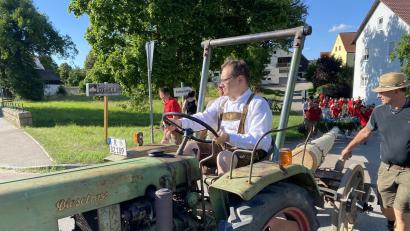 Bild: aub
In Vertretung von "Leo und Fonse" musste heuer Museumsleiter Tobias Hammerl ran, um den Kirwabaum per Dieselross vor den Edelmannshof zu transportieren.