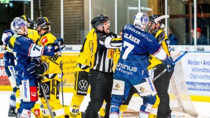 Bild: Elke Englmaier
Der am Montag veröffentlichte Spielplan der DEL2 schürt die Vorfreude: So kommt es bereits am vierten Spieltag zum Wiedersehen der Blue Devils Weiden (blaue Trikots) mit den Krefeld Pinguinen.