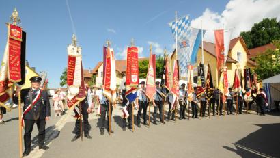 Bild: bey
Am Eingang zum Festzelt gab es eine regelrechte Flaggenparade.