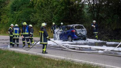 Bild: jma
Auto und Böschung gelöscht: Die Feuerwehren Hahnbach und Adlholz waren am Sonntag aus der Staatsstraße zwischen Hahnbach und Vilseck im Einsatz.