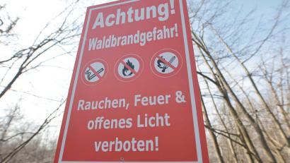 Symbolbild: Matthias Bein/dpa
"Achtung Waldbrandgefahr" steht auf einem Hinweisschild. Die Waldbrandgefahr in Bayern steigt auf die höchste Warnstufe. Deshalb sollte man einige wichtige Sicherheitsmaßnahmen beachten.