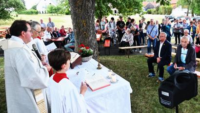 Bild: gf
Pfarrer Klaus Haußmann und Bischöflich Geistlicher Rat Alois Albersdörfer (links) zelebrieren den Gottesdienst anlässlich des Patroziniums der "Herz-Jesu-Kapelle" in Fuchsstein bei Amberg.