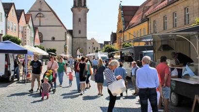 Archivbild: Romina Passon-Pühl/Stadtmarketing Kemnath
Der nächste Kemnather Wochenmarkt wartet mit zwei Neuzugängen bei den Fieranten auf. Das Bild zeigt einen der vergangenen Markttage.