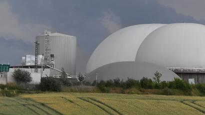 Bild: gf
Gut 9000 Kubikmeter Gas können in den Gasspeichern (rechts) der Biogasanlage in Atzmannsricht gespeichert werden. Rund eine Million Liter Wasser fasst der Pufferspeicher (Bildmitte).