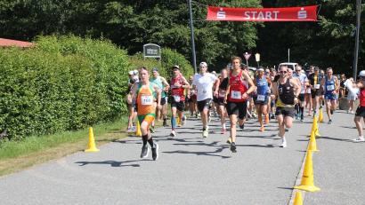 Bild: pi
Die Männer gehen auf die Strecke über 8200 m. Schnellster wird Swen Arnold (Startnummer 36).
