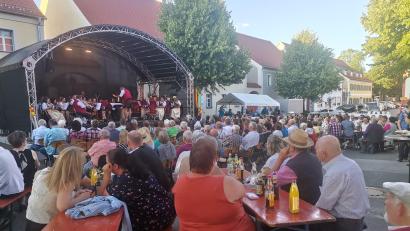 Bild: amö
Die Blaskapelle Kunschir, unter der musikalischen und auch technischen Leitung von Sebastian Kunschir, erfreute die zahlreichen Gäste auf dem Winklarner Marktplatz.