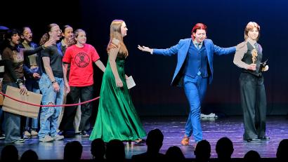 Bild: Peter Ringeisen
So ist Shui Ta (im blauen Anzug) erfolgreich: dynamisch, laut und rücksichtslos - das glatte Gegenteil des eigentlichen Charakters von Shen Te. Die MRG-Theatergruppe der Mittelstufe machte bei der Auftaktveranstaltung im Februar auf ihre Aufführung neugierig.