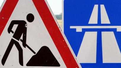 Symbolbild: Martin Schutt/dpa-Zentralbild/dpa
Wegen Markierungsarbeiten wird die Auffahrtrampe der Anschlussstelle Höchstadt-Nord auf der A 3 in Fahrtrichtung Nürnberg am Montag ab circa 20 Uhr gesperrt. Es gibt eine Umleitung.