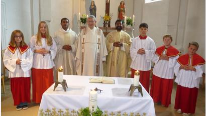Bild: bk
Gemeinsam am Altar Dank gesagt für 50 Jahre priesterlichen Dienst: Der Jubilar (Mitte) mit den Zelebranten-Brüdern (von links) Prince und Georg Kalarimuryil.