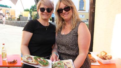 Bild: kro
Tanja Beer (links) und Sonja Fehr präsentieren den Renner dieses Weinfestes, vegane Brez'n mit Frischkäse und Schnittlauch.