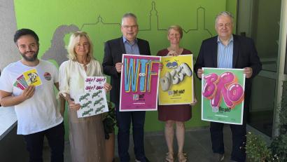 Bild: ge
Die Plakate der Präventionskampagne der Kommunalen Jugendarbeit KoJa sind von einem bekannten Designer jugendnah gestaltet. Im Bild (von links) Florian Gebhardt (KoJa Amberg), Kreisjugendring-Geschäftsführerin Christine Frankerl, Schulleiter Ulrich Zänker, Anita Kinscher von der KoJa Amberg-Sulzbach und Landrat Richard Reisinger.